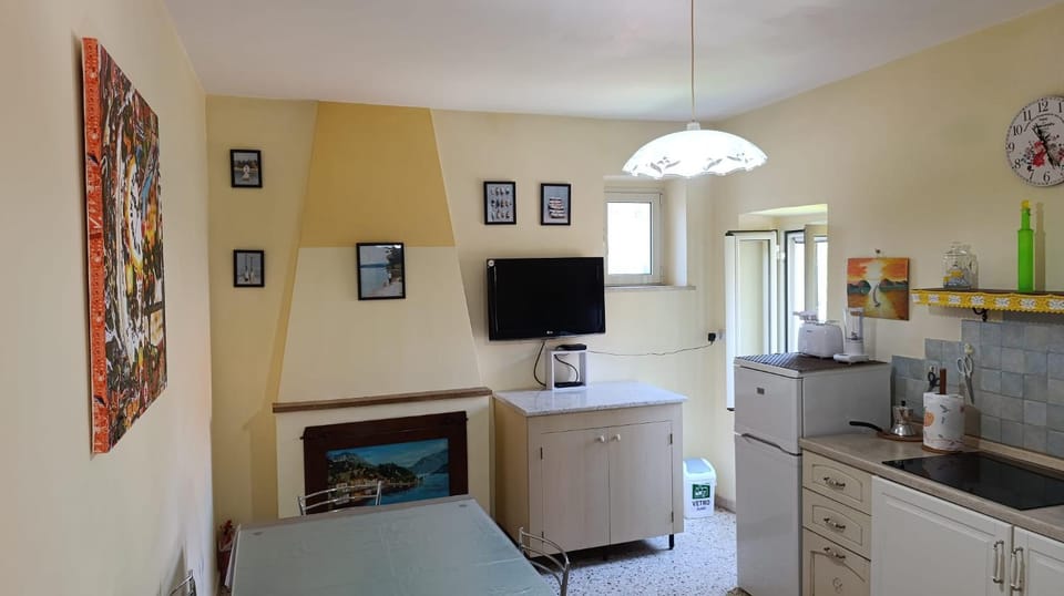 TV and multimedia, Kitchen or kitchenette, oven, stove