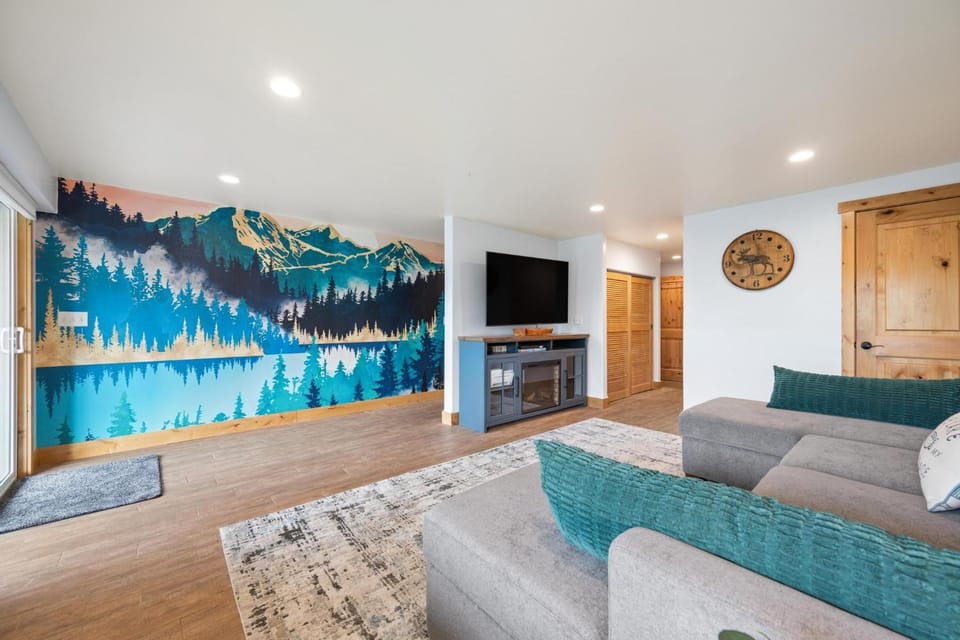 TV and multimedia, Living room, Seating area, fireplace, furniture