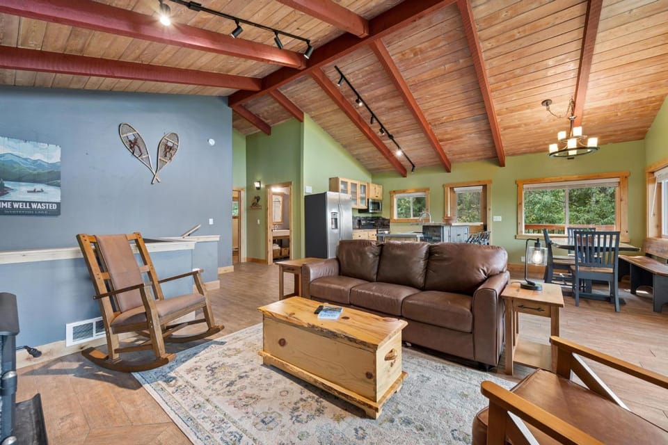 Day, Kitchen or kitchenette, Living room, Seating area, Dining area, furniture