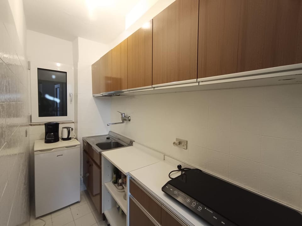 Coffee/tea facilities, Kitchen or kitchenette, stove