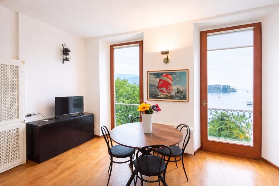 TV and multimedia, Living room, Seating area, Dining area, Lake view