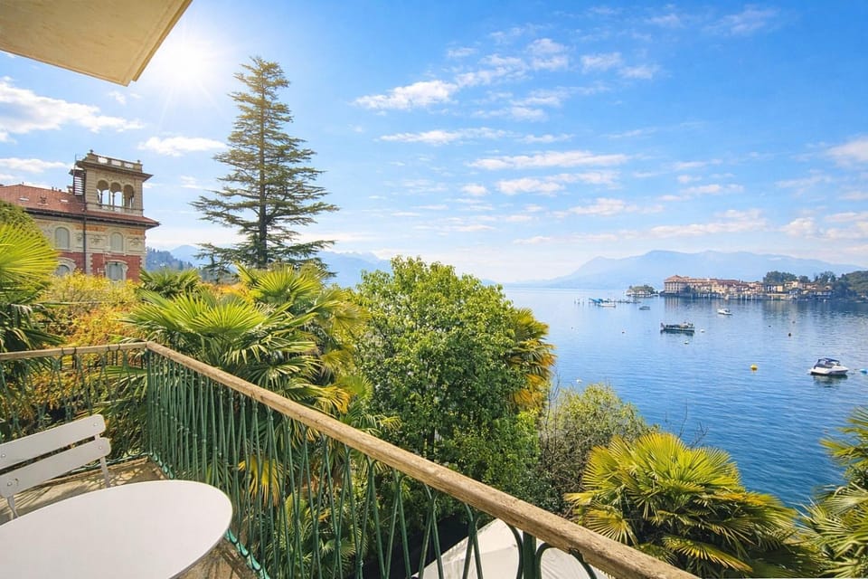 Nearby landmark, Day, View (from property/room), Balcony/Terrace, Lake view, Mountain view