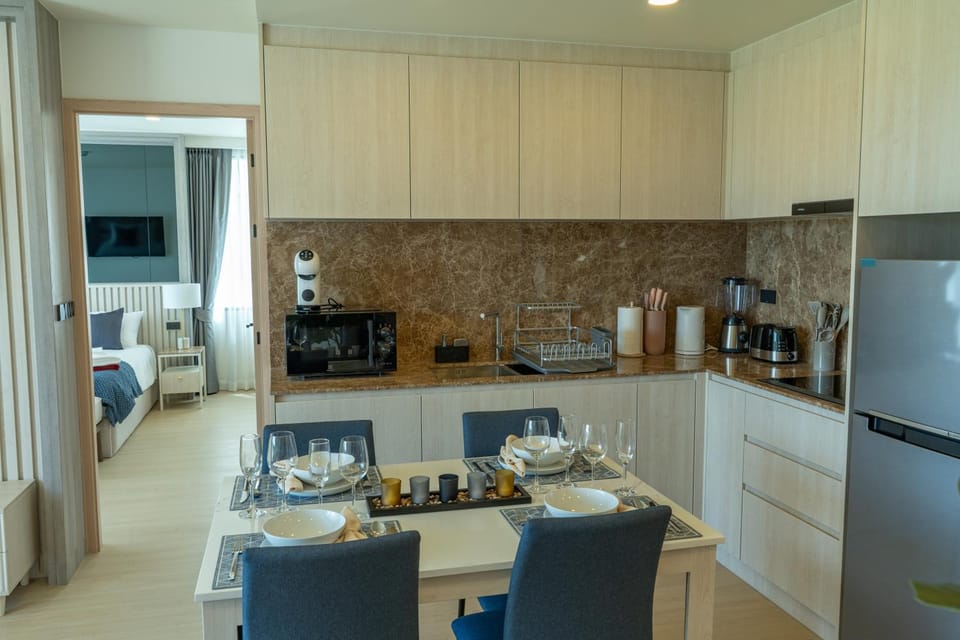 Coffee/tea facilities, Kitchen or kitchenette, Dining area, Food, dishwasher, stove, toaster, kitchen