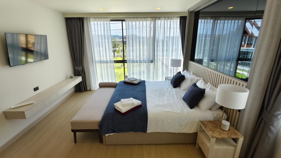 Bed, TV and multimedia, Photo of the whole room, Bedroom, towels