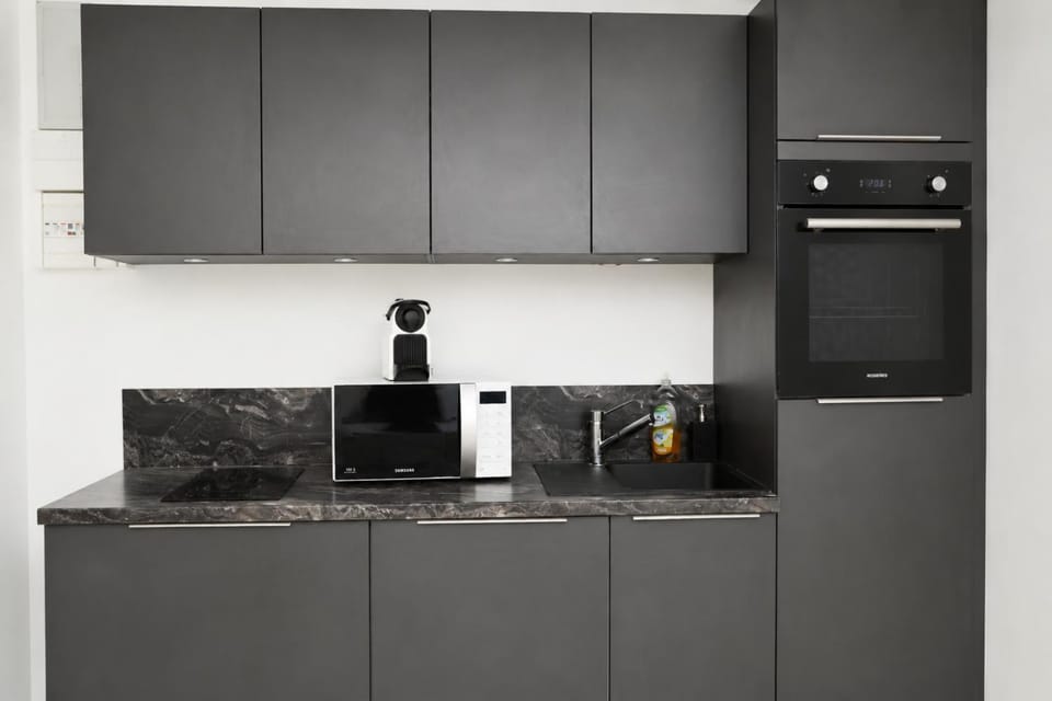 Coffee/tea facilities, microwave, oven, stove, kitchen