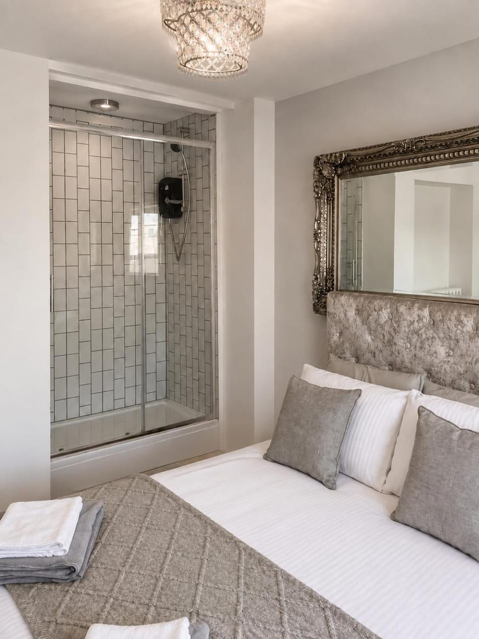 Stunning 1 bed annexe in a Victorian House Apartment in Bridgend