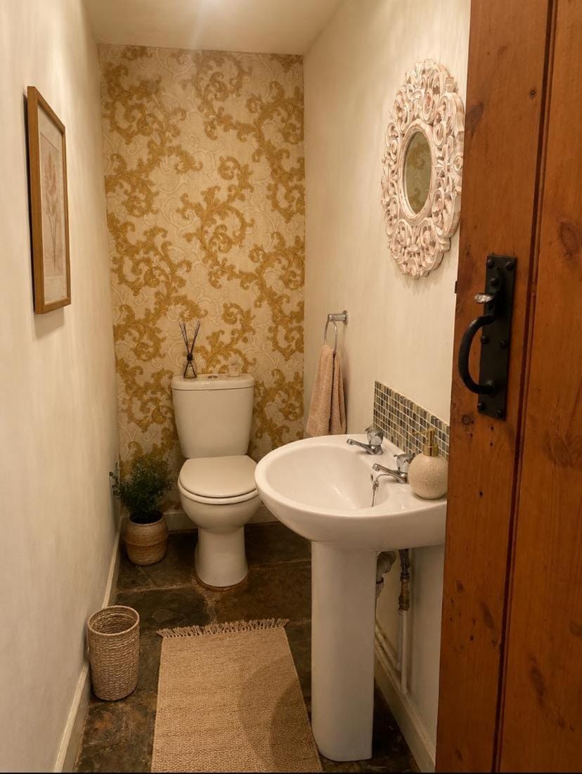 Stunning 1 bed annexe in a Victorian House Apartment in Bridgend