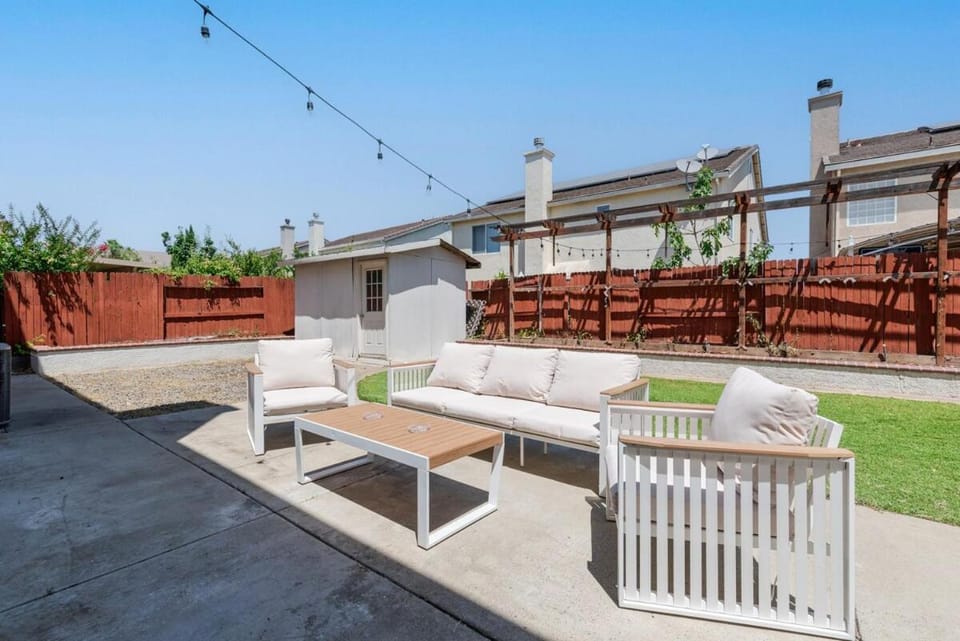 5BR Home with EV Fast Charger, King Bed & Massage House in Elk Grove