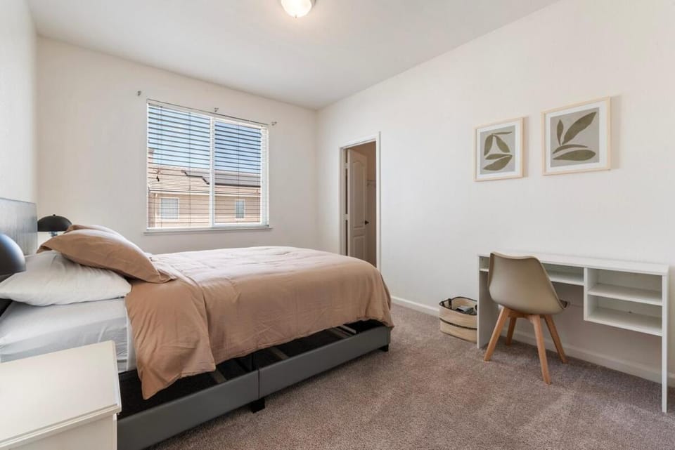 5BR Home with EV Fast Charger, King Bed & Massage House in Elk Grove