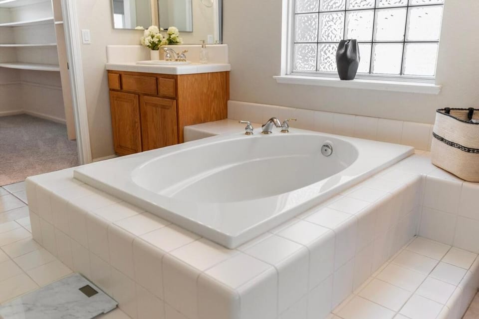 5BR Home with EV Fast Charger, King Bed & Massage House in Elk Grove