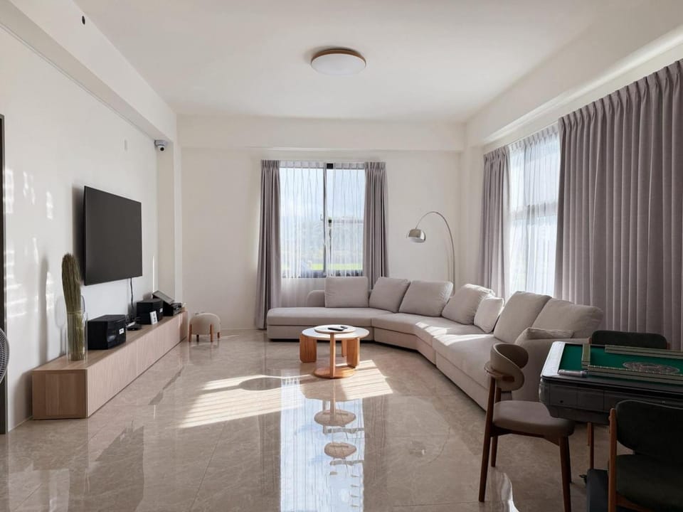 TV and multimedia, Living room, Evening entertainment