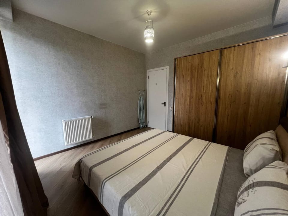 Bed, Photo of the whole room, Bedroom, internet, wardrobe