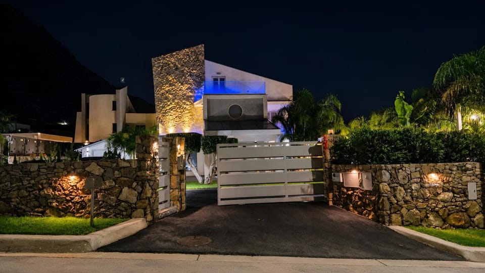 Property building, Facade/entrance, Off site