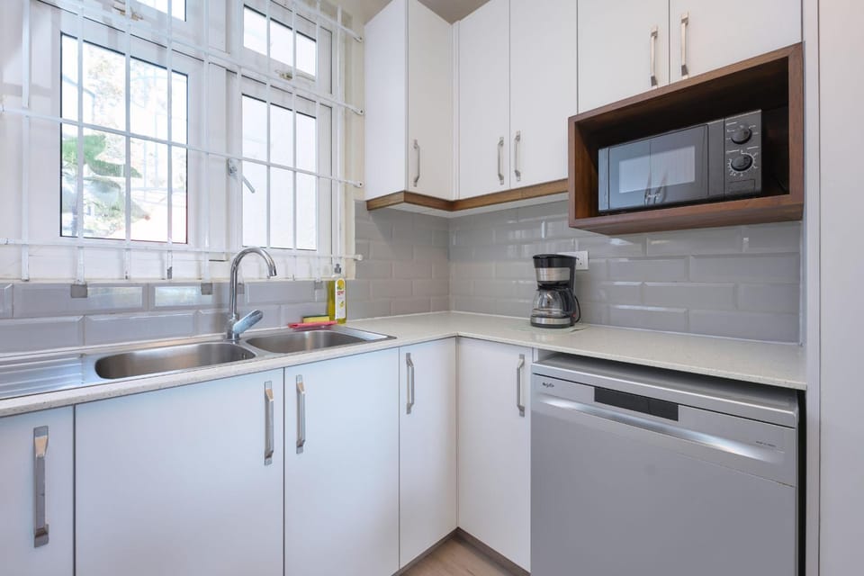 Coffee/tea facilities, Kitchen or kitchenette, dishwasher, microwave