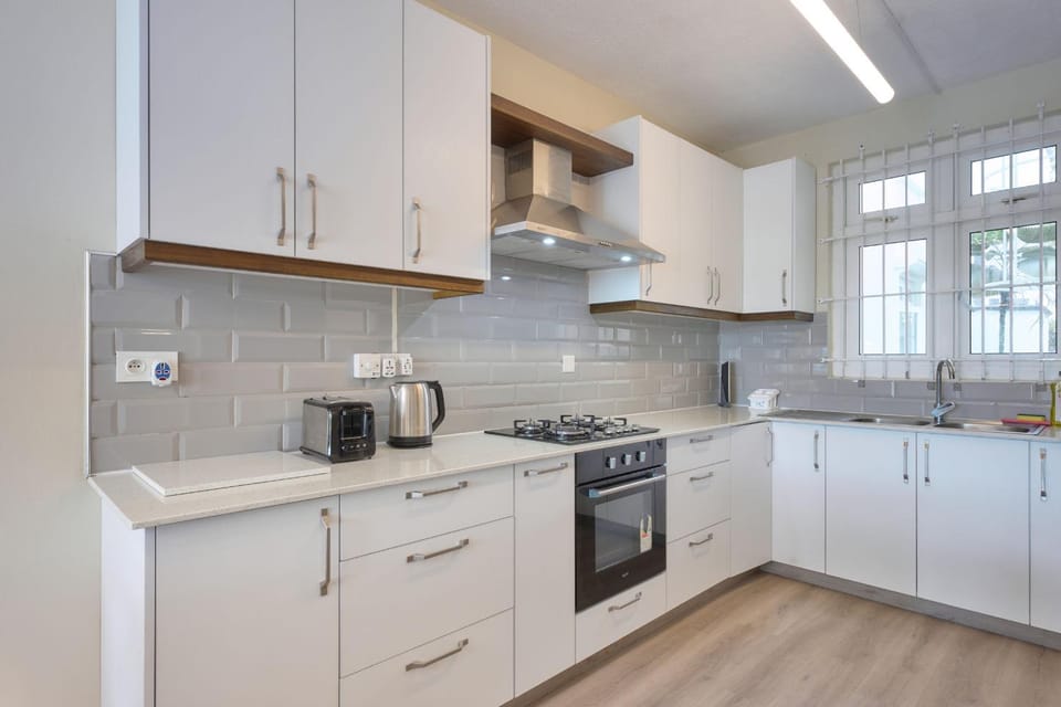 Coffee/tea facilities, Kitchen or kitchenette, oven, stove, toaster