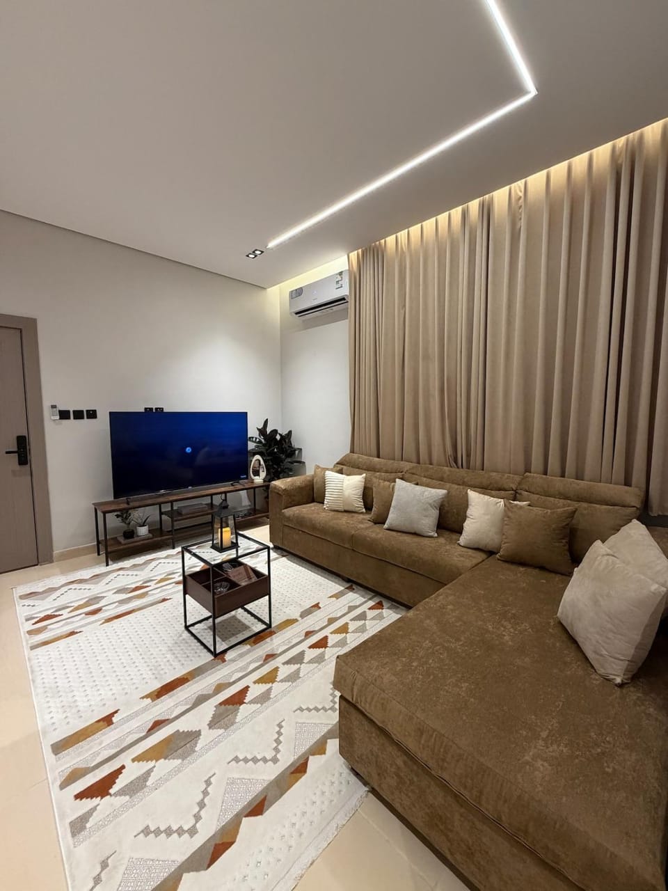TV and multimedia, Seating area, air conditioner