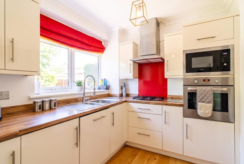 Coffee/tea facilities, Kitchen or kitchenette, oven, stove, toaster