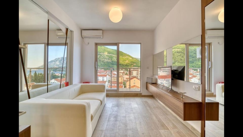 Bed, Natural landscape, Living room, Photo of the whole room, Seating area, Bedroom
