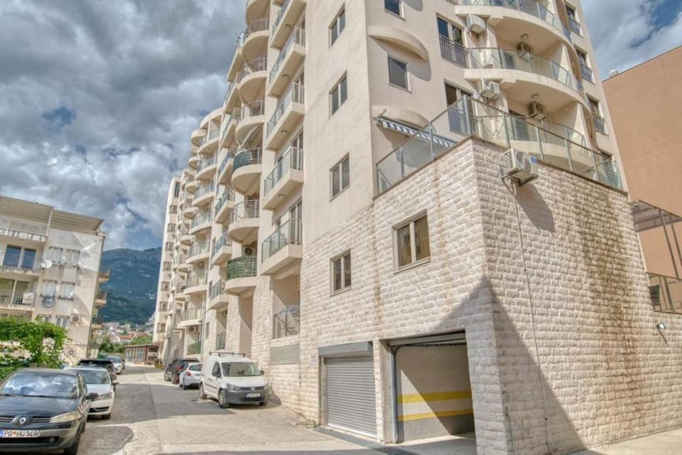 Property building, Neighbourhood, Location