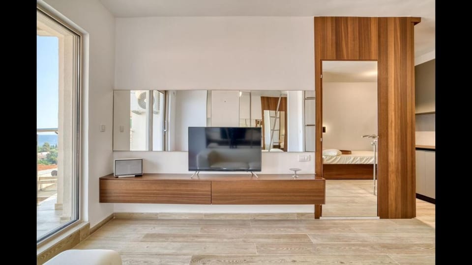 Bed, TV and multimedia, Living room, Photo of the whole room, Seating area, Bedroom