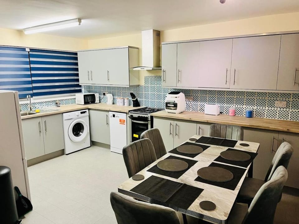 Kitchen or kitchenette, Seating area, Dining area, dishwasher, washing machine