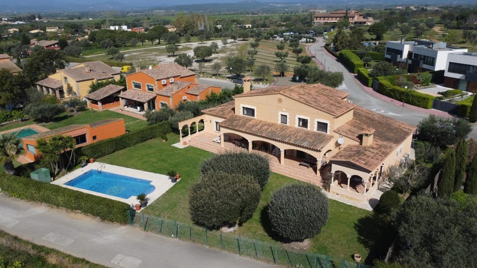 Property building, Natural landscape, Bird's eye view, Pool view