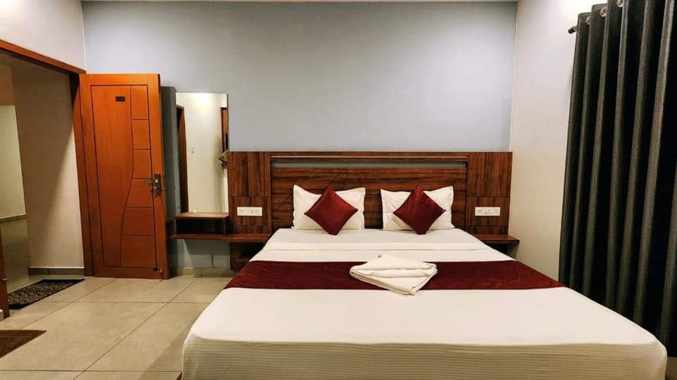 Bed, Photo of the whole room, Bedroom, towels, wardrobe