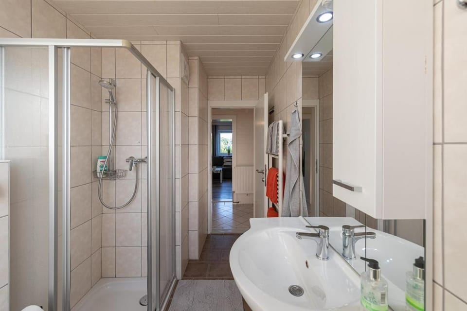 Shower, Bathroom, towels