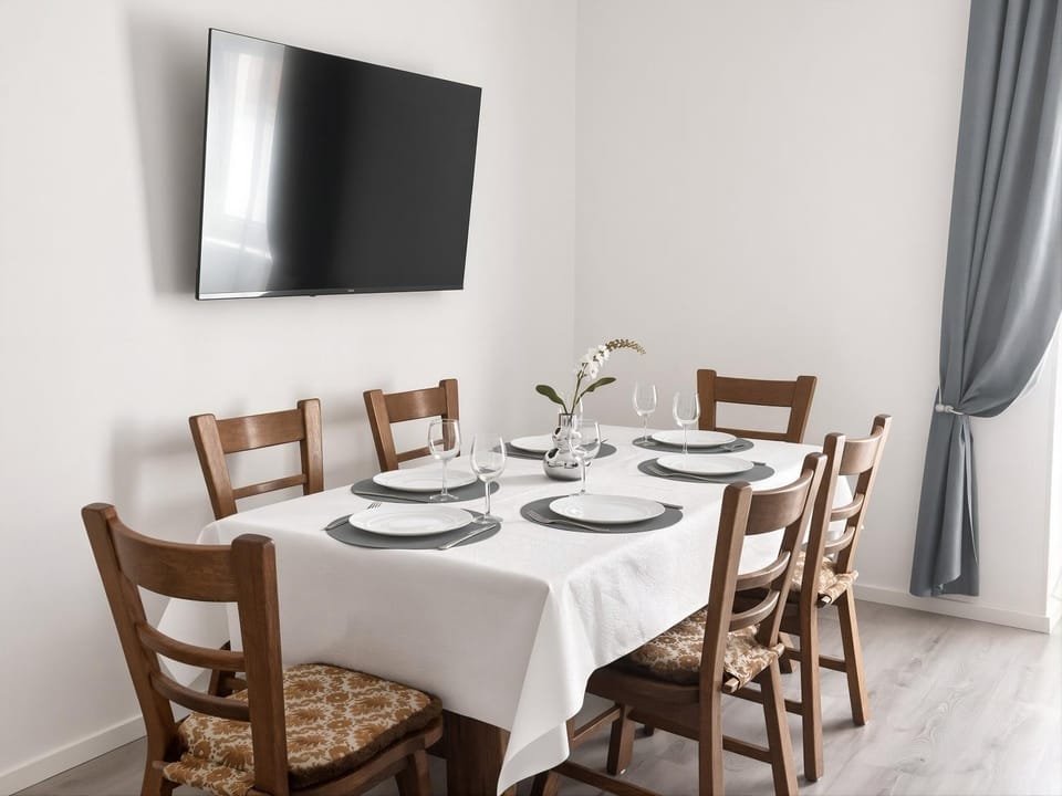 TV and multimedia, Dining area, Animals, Pets, Pets, Pets, Lunch, Lunch