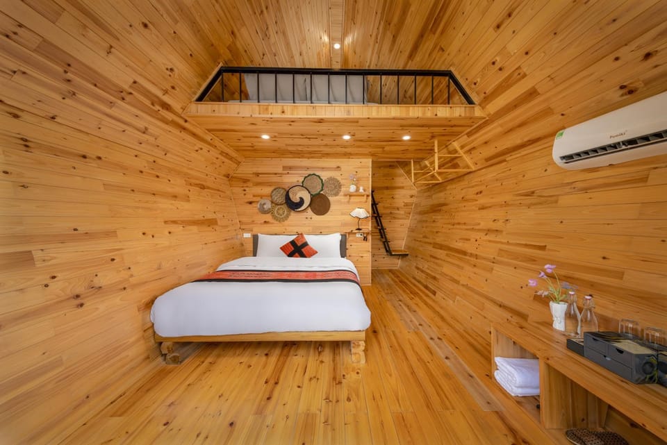 Bed, Photo of the whole room, Bedroom, air conditioner