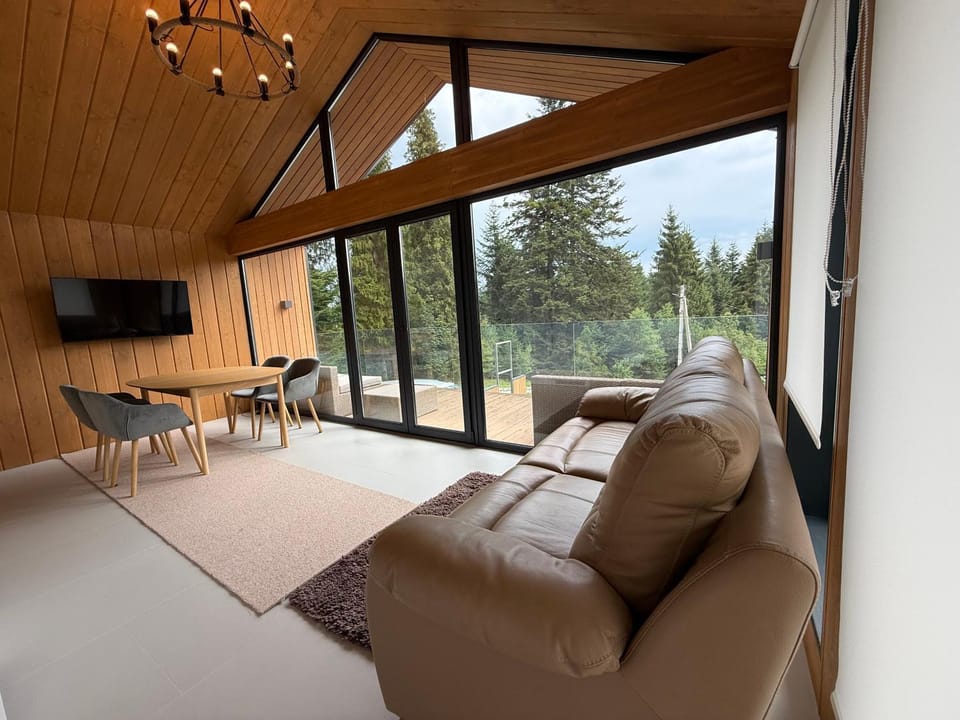 Communal lounge/ TV room, Natural landscape, TV and multimedia, View (from property/room), Balcony/Terrace, Living room, Seating area, Evening entertainment