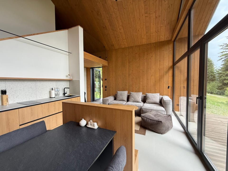 Property building, Balcony/Terrace, Living room, Seating area, Dining area