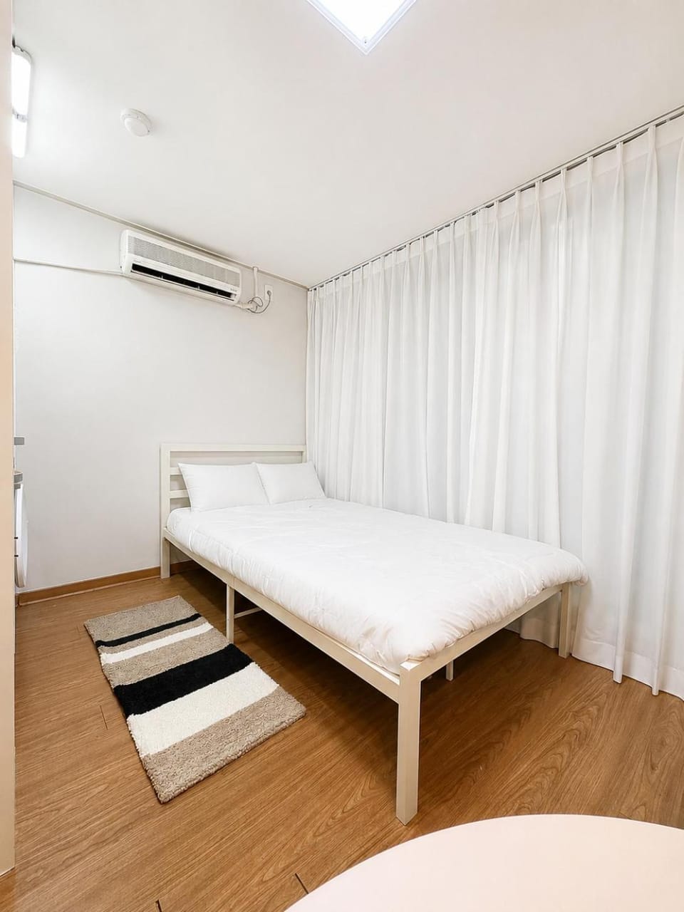 Bed, Photo of the whole room, air conditioner