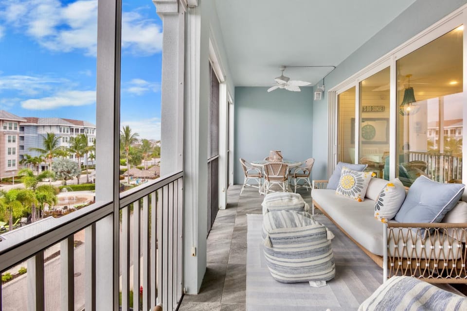 Day, Balcony/Terrace, Seating area, Pool view, furniture