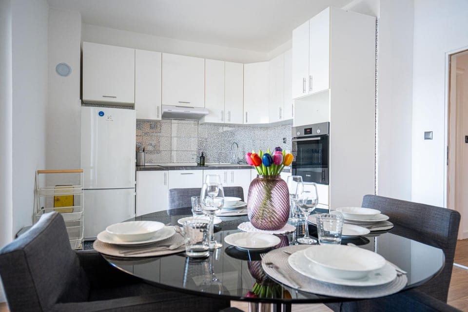 Kitchen or kitchenette, Seating area, Dining area