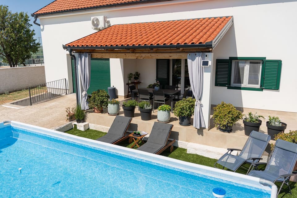 Patio, Day, Garden, Swimming pool, sunbed