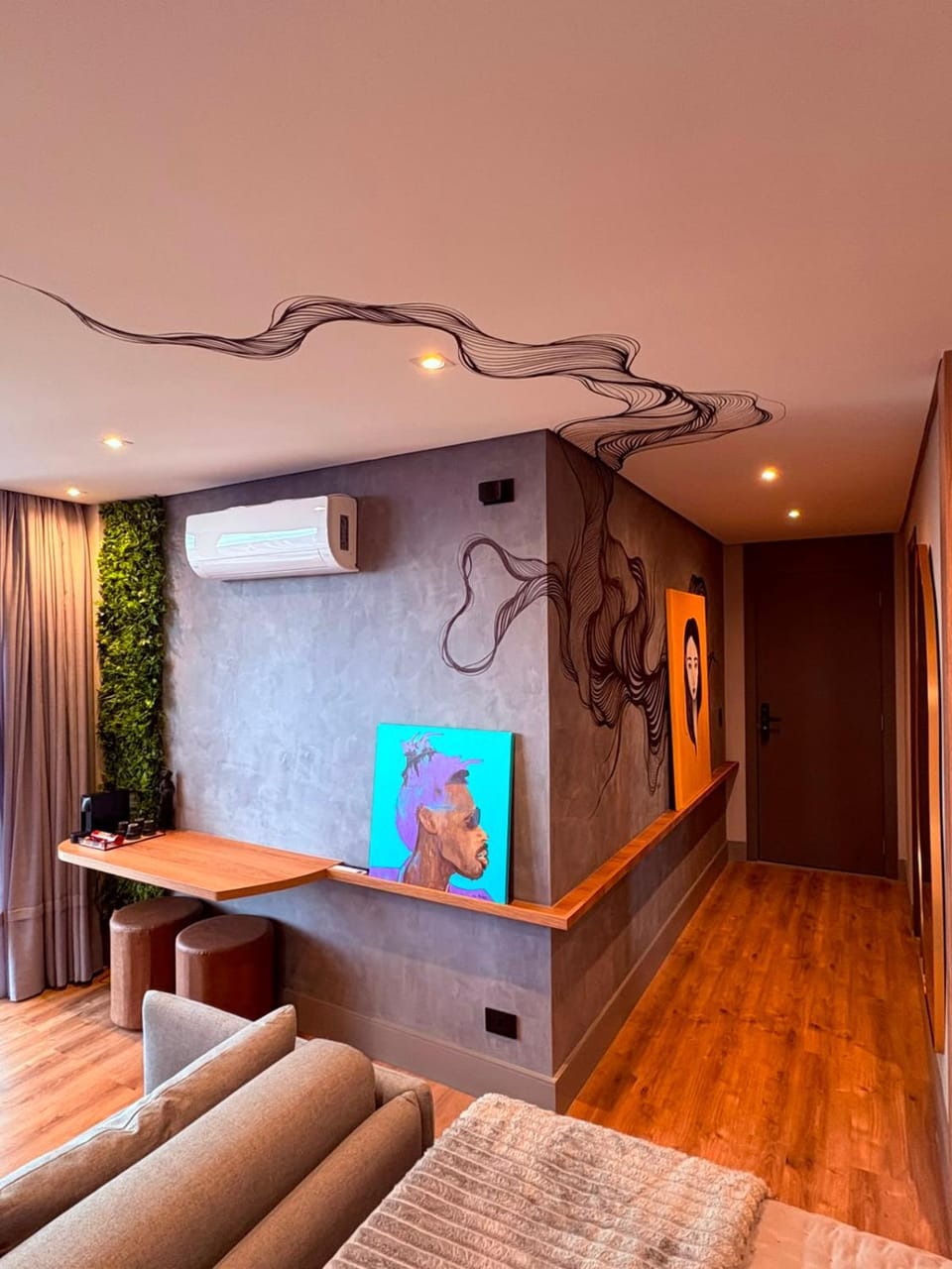 Photo of the whole room, Decorative detail
