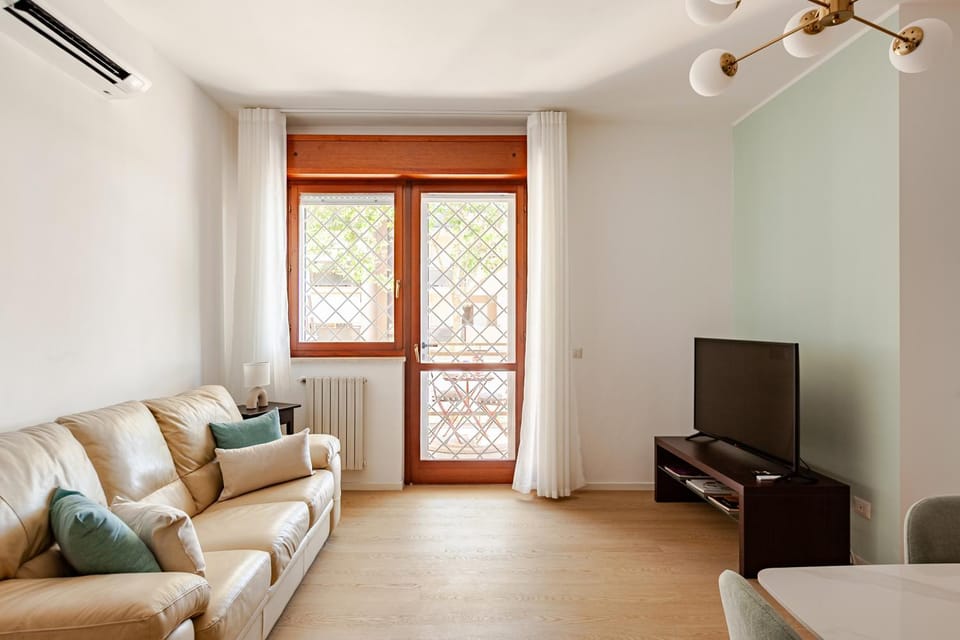 TV and multimedia, Living room, Seating area, Evening entertainment, air conditioner
