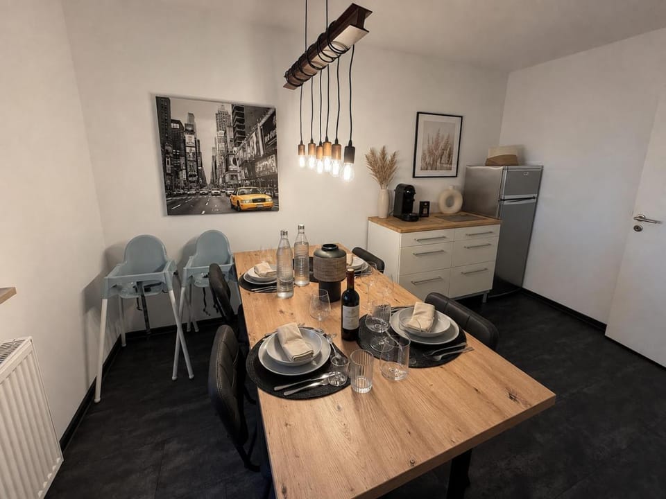 Kitchen or kitchenette, Food and drinks, Seating area, Dining area, Food