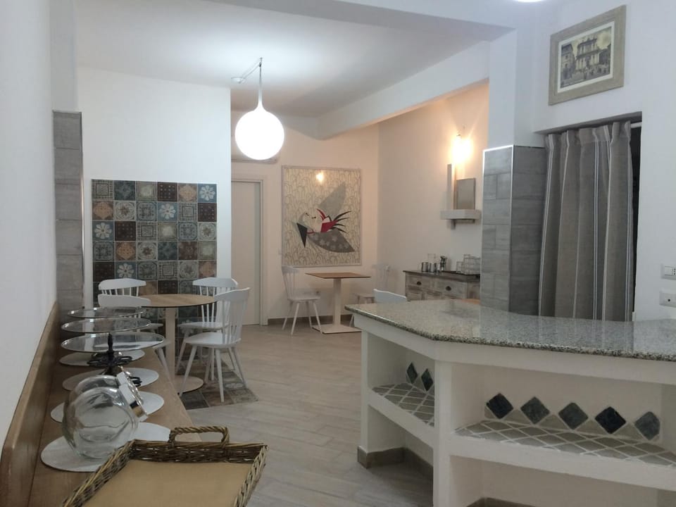 Restaurant/places to eat, Communal lounge/ TV room, Lounge or bar