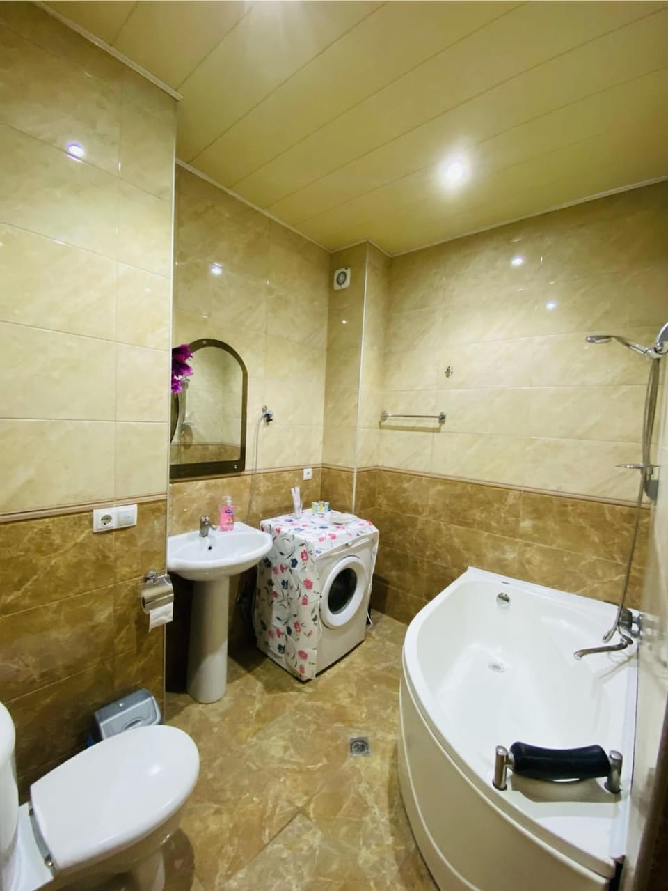 Shower, Toilet, Bathroom, towels, washing machine
