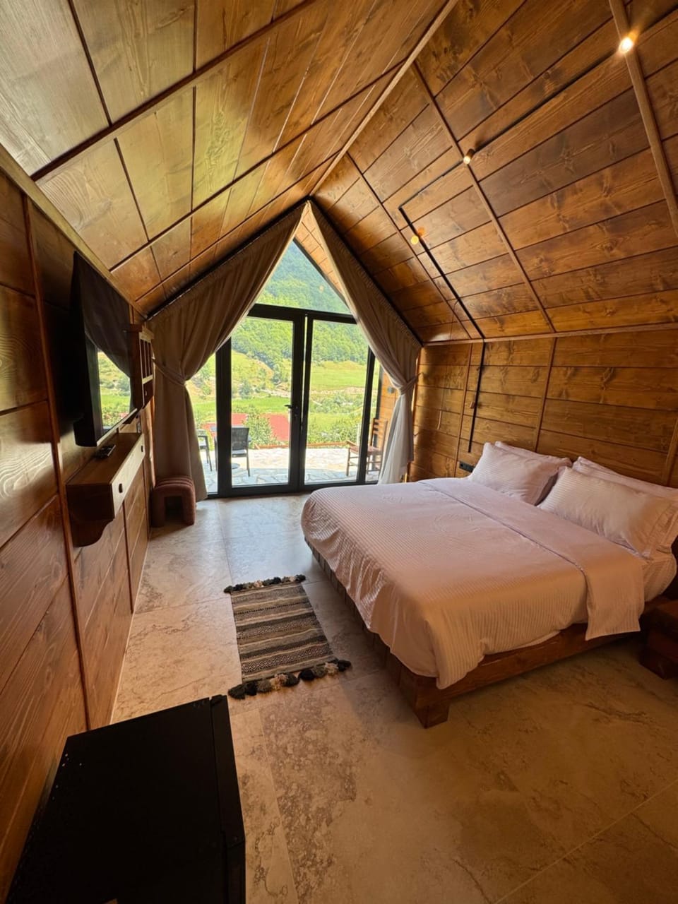 TV and multimedia, Photo of the whole room, Bedroom