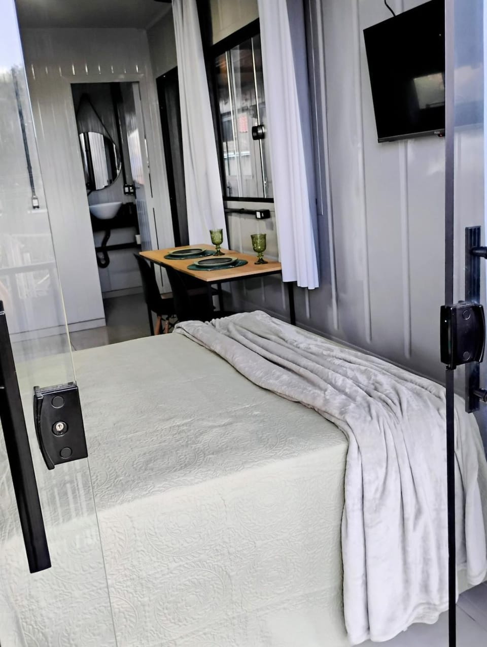 Bed, TV and multimedia, Photo of the whole room, Bedroom