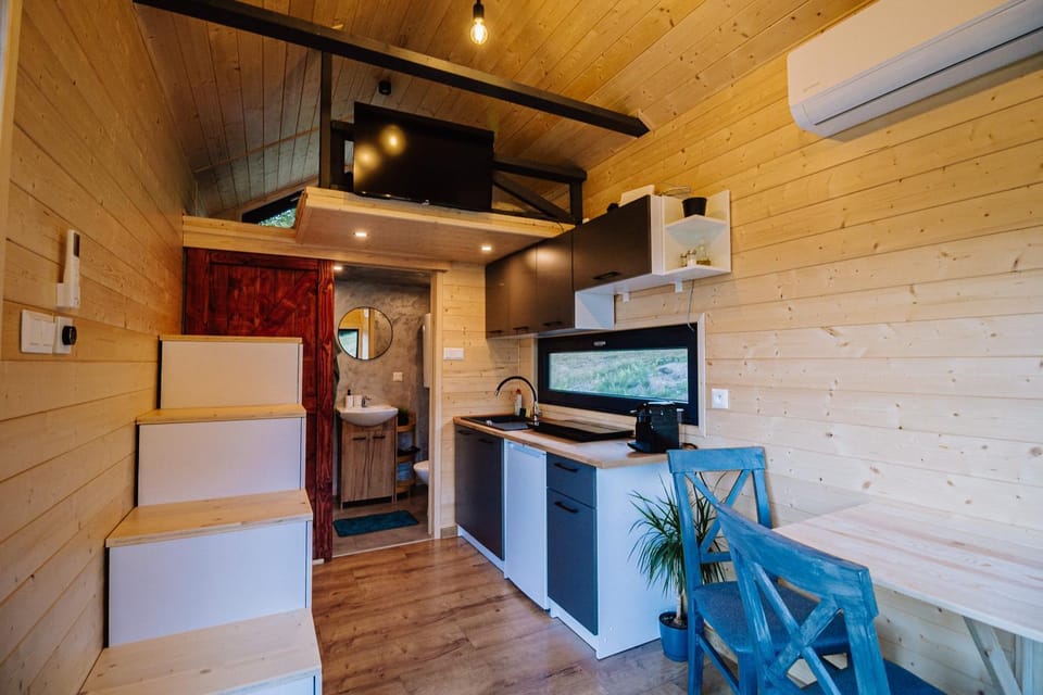 Kitchen or kitchenette, air conditioner