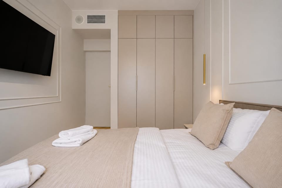 Bed, TV and multimedia, Photo of the whole room, Bedroom, towels, wardrobe, air conditioner