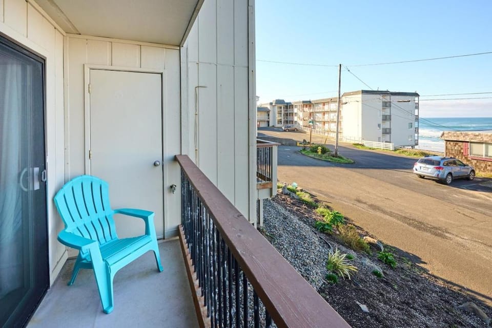 Updated Oceanview Condo -Ground Floor- Fireplace House in Devils Lake