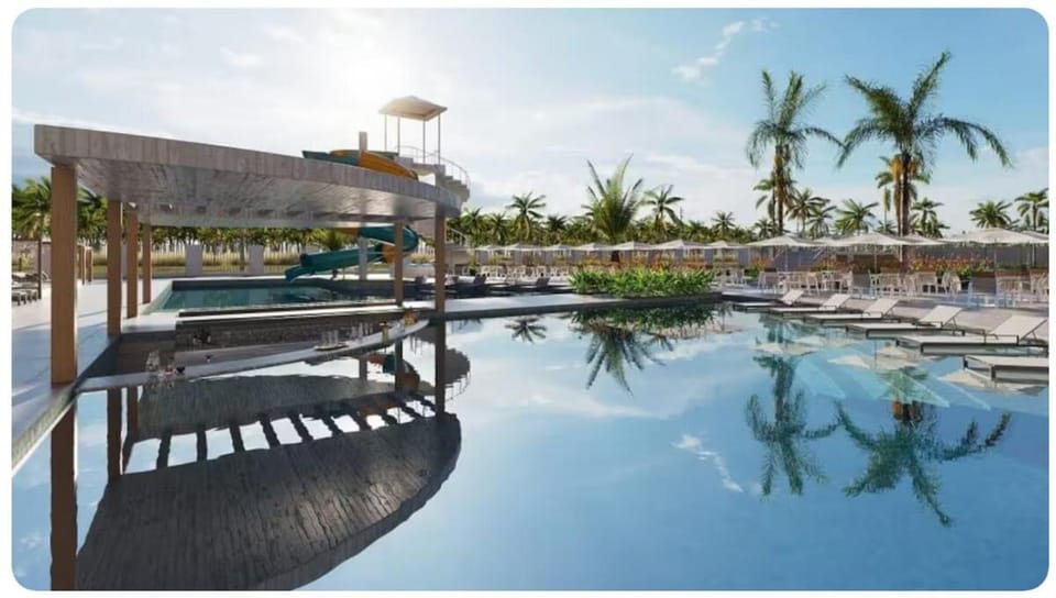 Pool view, Swimming pool, sunbed