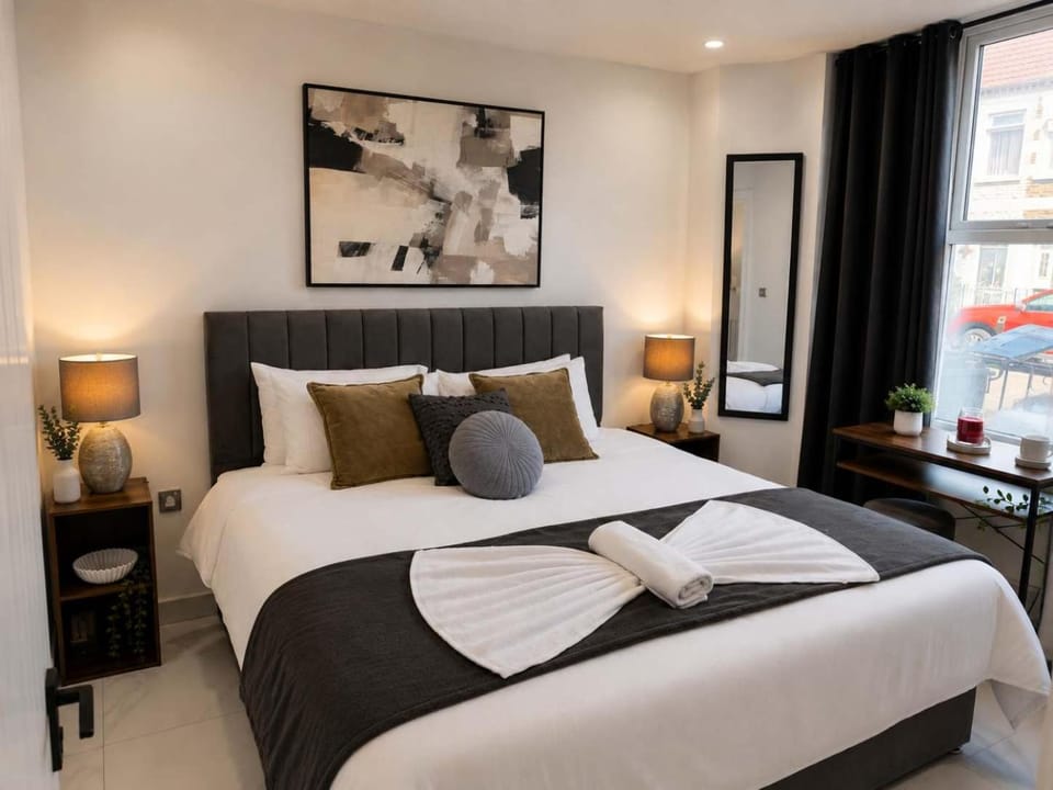 Bed, Photo of the whole room, Bedroom, towels