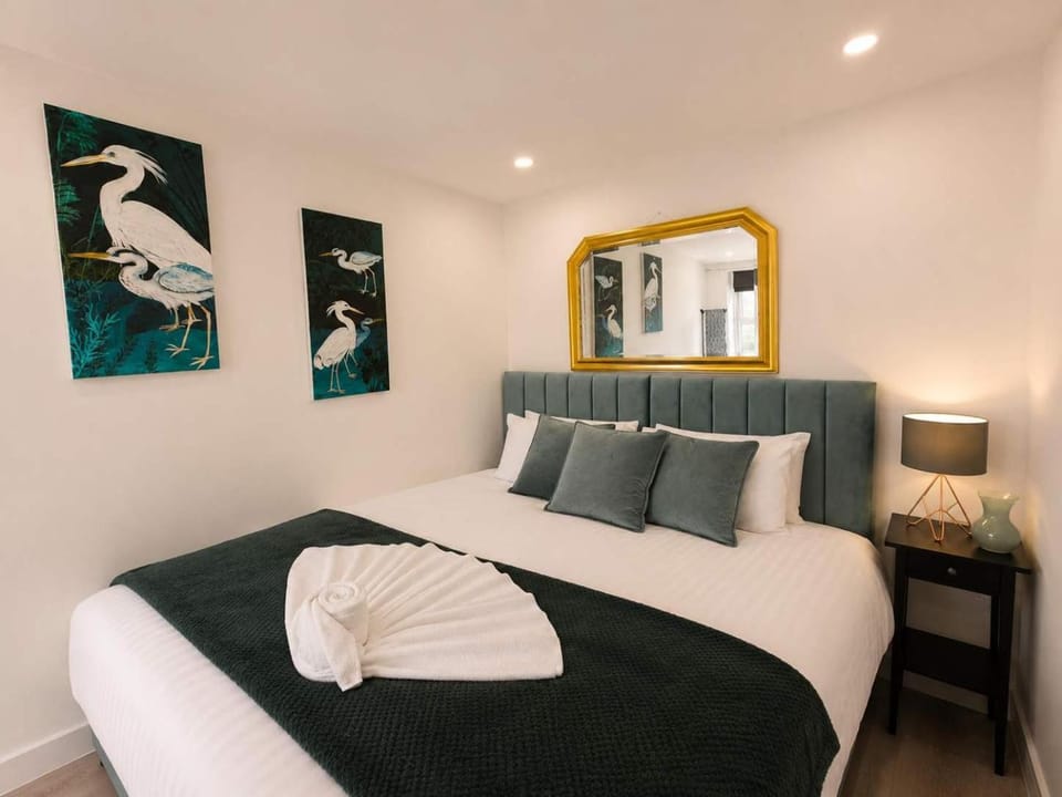 Bed, Living room, Photo of the whole room, Decorative detail, Seating area, Bedroom