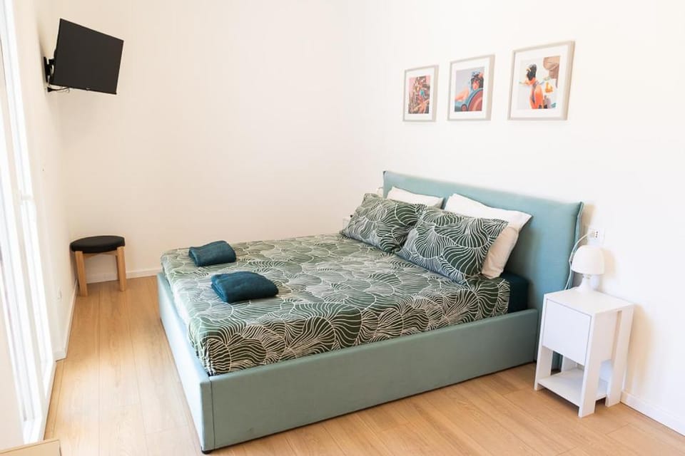 Bed, TV and multimedia, Photo of the whole room, Bedroom, towels